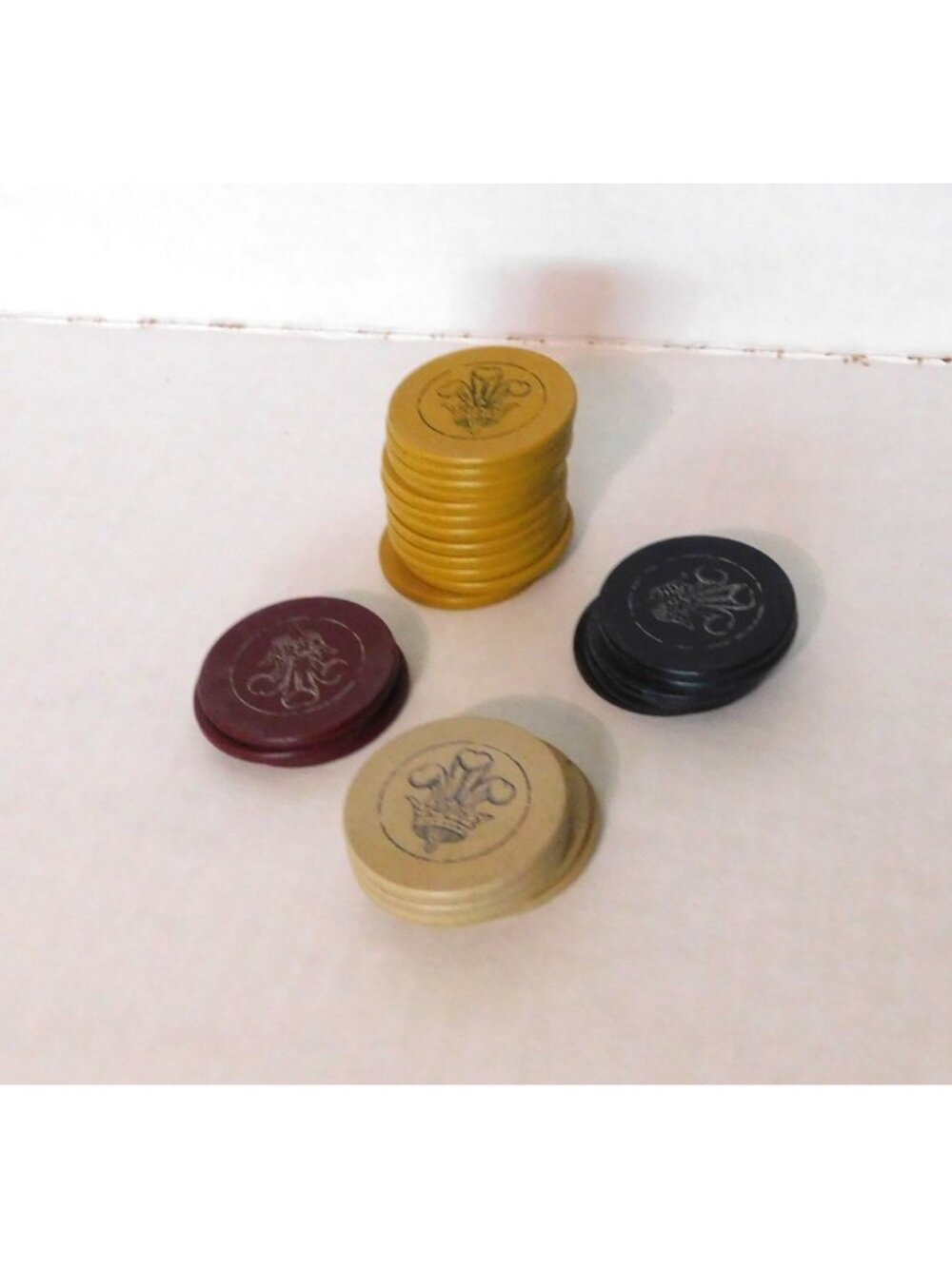 Poker Chips Prince Of Wales Embossed Crown Ostrich Feathers 25 Clay Vintage - Picture 6 of 6